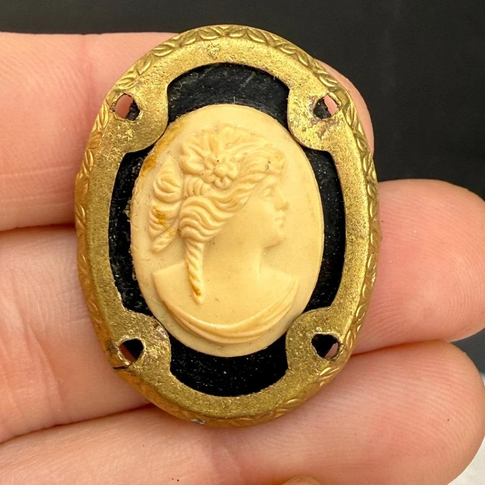 Vintage Cameo Brooch Pin Gold Tone Black Oval Portrait